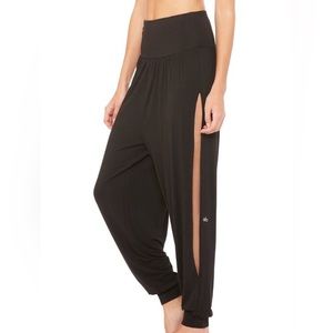 Alo Yoga Intention Pants M (fit most sizes)
